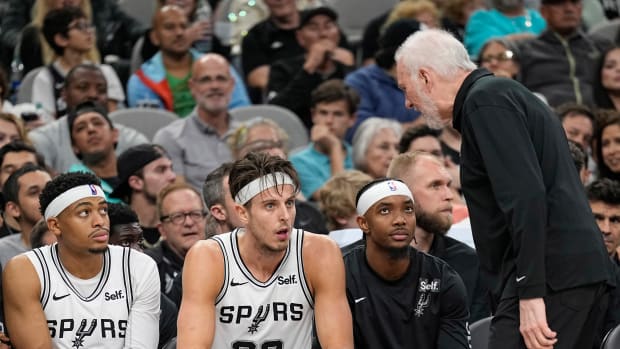 Nov 18, 2023; San Antonio, Texas, USA; San Antonio Gregg Popovich yells at Spurs center Zach Collins (23) during the second half against the Memphis Grizzlies at Frost Bank Center.